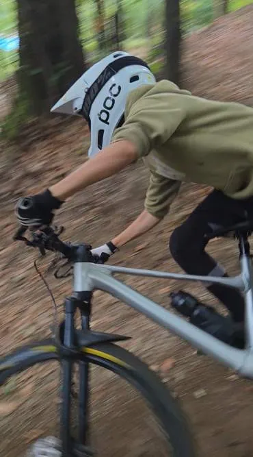 Rider in velocità nel bosco