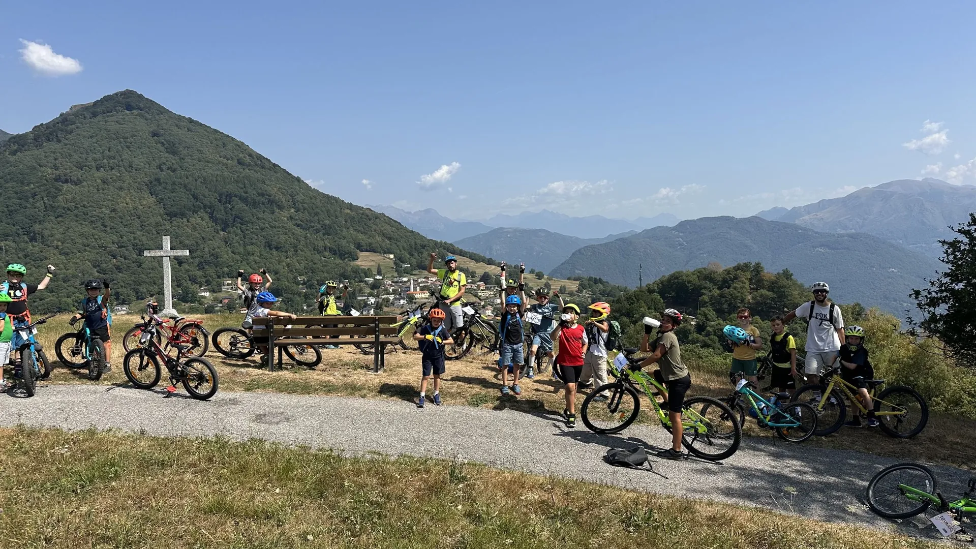 I ragazzi del Summer Camp con le bici sopra la Capriasca